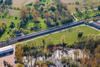 Luftbild von Biotop und Bahnlinie an der Reetzstr im Ortsteil Berghausen in Pfinztal im Bundesland Baden-Württemberg, Deutschland