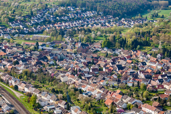 Ortsansicht von Norden mit Michaelskirche im Ortsteil Söllingen in Pfinztal im Bundesland Baden-Württemberg, Deutschland