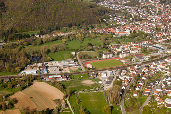 Schrägluftbild von Schulgebäude der Ludwig-Marum-Gymnasium Pfinztal im Ortsteil Berghausen in Pfinztal im Bundesland Baden-Württemberg, Deutschland