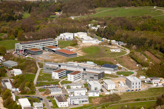 Schrägluftbild von Pfinztal, Fraunhofer-Institut für Chemische Technologie (ICT) im Ortsteil Berghausen im Bundesland Baden-Württemberg, Deutschland