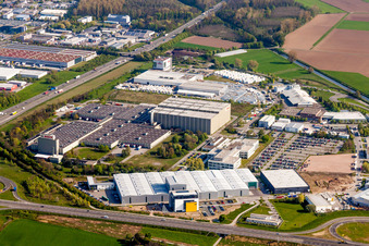 Gebäude und Produktionshallen auf dem Werksgelände Robert Bosch GmbH im Ortsteil Durlach in Karlsruhe im Bundesland Baden-Württemberg, Deutschland
