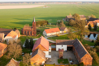 Kirchengebäude der Dorfkirche in Niederer Fläming im Ortsteil Welsickendorf im Bundesland Brandenburg, Deutschland