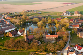 Luftbild von Kirchengebäude im Dorfkern in Borgisdorf in Niederer Fläming im Bundesland Brandenburg, Deutschland