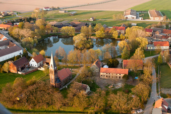 Luftaufnahme von Kirchengebäude im Dorfkern in Borgisdorf in Niederer Fläming im Bundesland Brandenburg, Deutschland