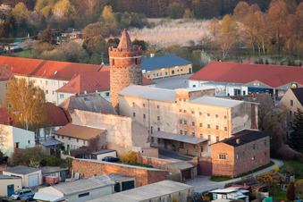 Luftbild von Kirchengebäude der Nikolai-Kirche im Altstadt- Zentrum der Innenstadt in Jüterbog im Bundesland Brandenburg, Deutschland