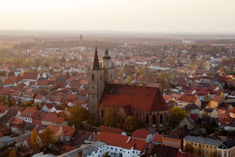 Luftaufnahme von Kirchengebäude der Nikolai-Kirche im Altstadt- Zentrum der Innenstadt in Jüterbog im Bundesland Brandenburg, Deutschland