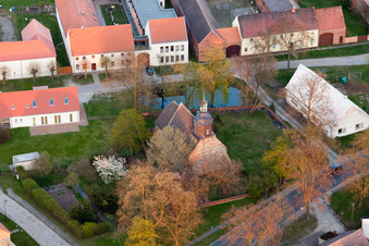 Luftbild von Kirchengebäude im Dorfkern in Niederer Fläming im Ortsteil Werbig im Bundesland Brandenburg, Deutschland