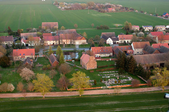 Kirchengebäude im Dorfkern in Niederer Fläming im Ortsteil Werbig im Bundesland Brandenburg, Deutschland von oben