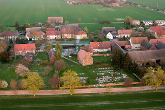 Kirchengebäude im Dorfkern in Niederer Fläming im Ortsteil Werbig im Bundesland Brandenburg, Deutschland aus der Luft
