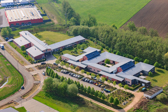 Schrägluftbild von Lebenshilfe im Ortsteil Minderslachen in Kandel im Bundesland Rheinland-Pfalz, Deutschland