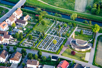 Neuburger Friedhof in Neuburg am Rhein im Bundesland Rheinland-Pfalz, Deutschland