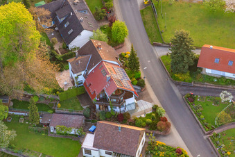 Schrägluftbild von Hohenwettersbacher Straße im Ortsteil Grünwettersbach in Karlsruhe im Bundesland Baden-Württemberg, Deutschland