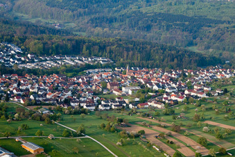 Schulstraße von Norden im Ortsteil Busenbach in Waldbronn im Bundesland Baden-Württemberg, Deutschland