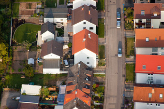 Hausgärten in der Rosenstr im Ortsteil Reichenbach in Waldbronn im Bundesland Baden-Württemberg, Deutschland