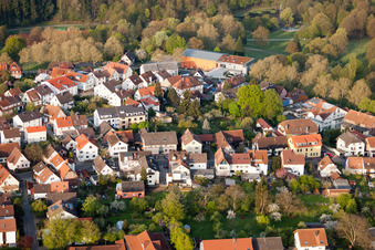 Kurpark von Osten im Ortsteil Reichenbach in Waldbronn im Bundesland Baden-Württemberg, Deutschland