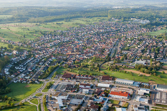 Ortsansicht der Straßen und Häuser der Wohngebiete im Ortsteil Langensteinbach in Karlsbad im Bundesland Baden-Württemberg, Deutschland