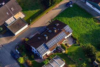 Rieslingstr im Ortsteil Stupferich in Karlsruhe im Bundesland Baden-Württemberg, Deutschland von der Drohne aus gesehen