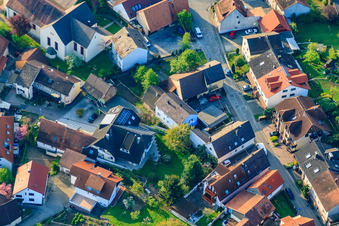 Palmbacher Straße im Ortsteil Stupferich in Karlsruhe im Bundesland Baden-Württemberg, Deutschland aus der Drohnenperspektive
