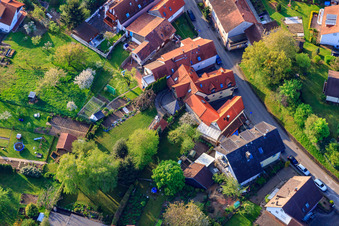 Palmbacher Straße im Ortsteil Stupferich in Karlsruhe im Bundesland Baden-Württemberg, Deutschland von einer Drohne aus