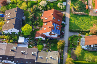 Palmbacher Straße im Ortsteil Stupferich in Karlsruhe im Bundesland Baden-Württemberg, Deutschland von der Drohne aus gesehen