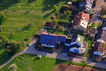 Schrägluftbild von Hinterm Zaun im Ortsteil Stupferich in Karlsruhe im Bundesland Baden-Württemberg, Deutschland