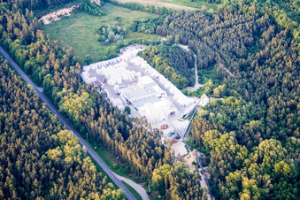 Gebäude und Produktionshallen auf dem Werksgelände Kalksandsteinwerk Bienwald Schencking GmbH & Co. KG in Wörth am Rhein im Ortsteil Büchelberg im Bundesland Rheinland-Pfalz, Deutschland