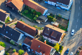 Schrägluftbild von Kleinsteinbacher Straße im Ortsteil Stupferich in Karlsruhe im Bundesland Baden-Württemberg, Deutschland