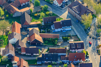 Schrägluftbild von Kleinsteinbacher Straße im Ortsteil Stupferich in Karlsruhe im Bundesland Baden-Württemberg, Deutschland