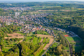 B10 und Bahnlinie im Ortsteil Söllingen in Pfinztal im Bundesland Baden-Württemberg, Deutschland