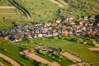 Feldstraße und Friedhof im Ortsteil Schluttenbach in Ettlingen im Bundesland Baden-Württemberg, Deutschland