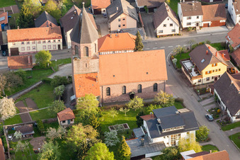 Kirchengebäude von St. Georg im Dorfkern in Völkersbach in Malsch im Bundesland Baden-Württemberg, Deutschland