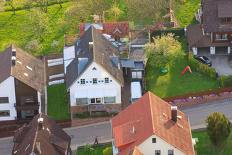 Brunnenstraße  Metzgerei Bernd Glasstetter im Ortsteil Völkersbach in Malsch im Bundesland Baden-Württemberg, Deutschland von der Drohne aus gesehen