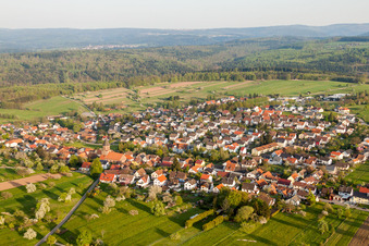 Schrägluftbild von Dorf - Ansicht am Rande von landwirtschaftlichen Feldern und Nutzflächen in Völkersbach in Malsch im Bundesland Baden-Württemberg, Deutschland