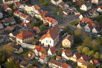 Luftbild von Kirchengebäude der Wallfahrtskirche Maria Bickesheim in Durmersheim im Bundesland Baden-Württemberg, Deutschland