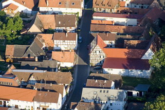 Hauptstraße von Osten in Dierbach im Bundesland Rheinland-Pfalz, Deutschland