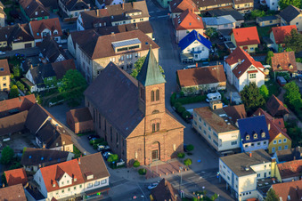 Luftbild von Kirchengebäude der Dionysius Kirche / Jugendkirche VIA in Durmersheim im Bundesland Baden-Württemberg, Deutschland