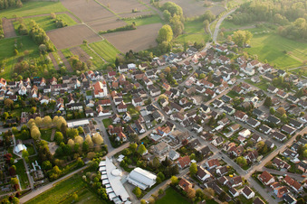 Grundschule, Friedhof im Ortsteil Würmersheim in Durmersheim im Bundesland Baden-Württemberg, Deutschland