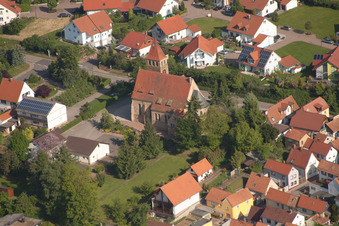 Kirchengebäude am Friedhof im Dorfkern in Insheim im Bundesland Rheinland-Pfalz, Deutschland