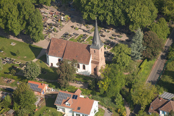 Luftbild von Kirchengebäude am Friedhof im Dorfkern in Insheim im Bundesland Rheinland-Pfalz, Deutschland
