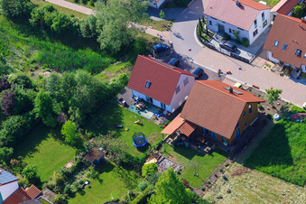 Im Erbsenfeld im Ortsteil Mörzheim in Landau in der Pfalz im Bundesland Rheinland-Pfalz, Deutschland vom Flugzeug aus