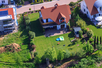 Im Erbsenfeld im Ortsteil Mörzheim in Landau in der Pfalz im Bundesland Rheinland-Pfalz, Deutschland aus der Drohnenperspektive