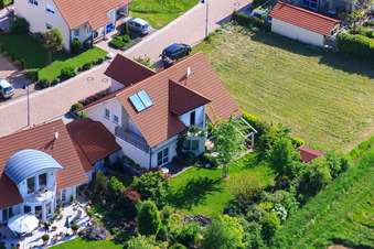 Im Erbsenfeld im Ortsteil Mörzheim in Landau in der Pfalz im Bundesland Rheinland-Pfalz, Deutschland von der Drohne aus gesehen