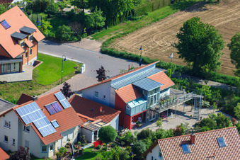 Im Satz im Ortsteil Mörzheim in Landau in der Pfalz im Bundesland Rheinland-Pfalz, Deutschland aus der Luft betrachtet