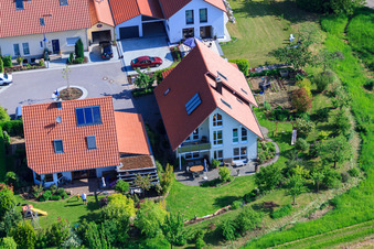 Im Satz im Ortsteil Mörzheim in Landau in der Pfalz im Bundesland Rheinland-Pfalz, Deutschland aus der Drohnenperspektive