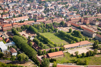 Theodor-Heuss-Platz mit ehemaligen Kasernen an der Cornichonstr in Landau in der Pfalz im Bundesland Rheinland-Pfalz, Deutschland