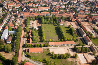 Luftbild von Theodor-Heuss-Platz mit ehemaligen Kasernen an der Cornichonstr in Landau in der Pfalz im Bundesland Rheinland-Pfalz, Deutschland