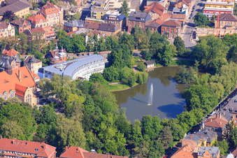 Schwanenweiher am Parkhotel Landau in Landau in der Pfalz im Bundesland Rheinland-Pfalz, Deutschland