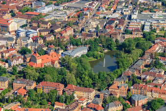 Schwanenweiher am Parkhotel Landau und Jugendstil-Festhalle in Landau in der Pfalz im Bundesland Rheinland-Pfalz, Deutschland