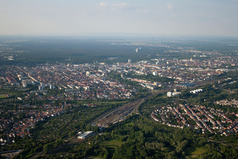 Dammerstock und Bahnhof im Ortsteil Weiherfeld-Dammerstock in Karlsruhe im Bundesland Baden-Württemberg, Deutschland