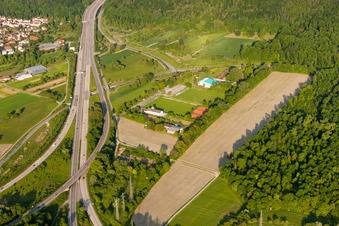 Sportplatz- Fussballplatz des Allg. Sportver. Wolfartsweier am Autobahndreieck A5/A8 in Karlsruhe im Bundesland Baden-Württemberg, Deutschland